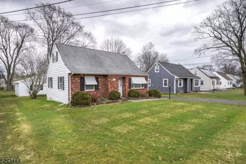 136 Weiss Ter, Raritan, NJ 08869