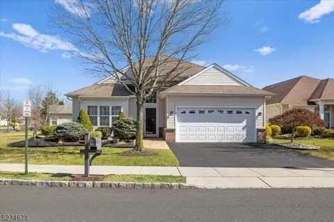 28 Daulton Dr, Franklin Twp, NJ 08873