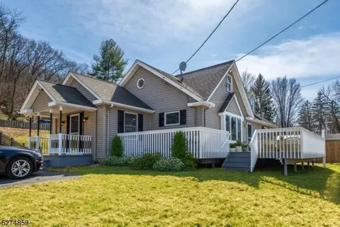 307 Dogwood Dr, Hampton, NJ 08827