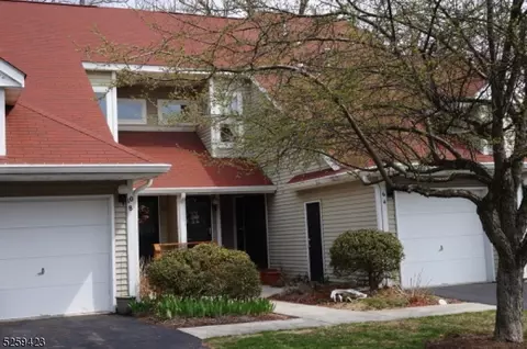 4 Davenports Mill Ct, Oak Ridge, NJ 07438