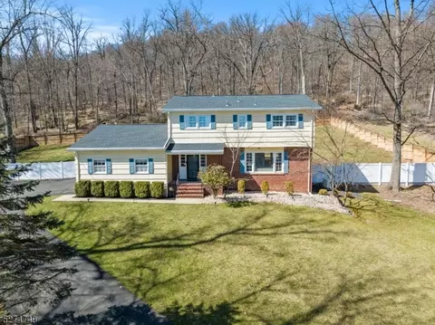 17 Forest Ln, Green Brook, NJ 08812