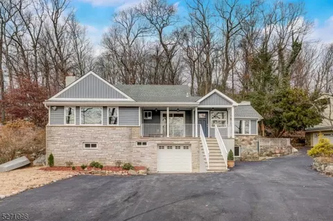 41 W Glen Rd, Denville, NJ 07834