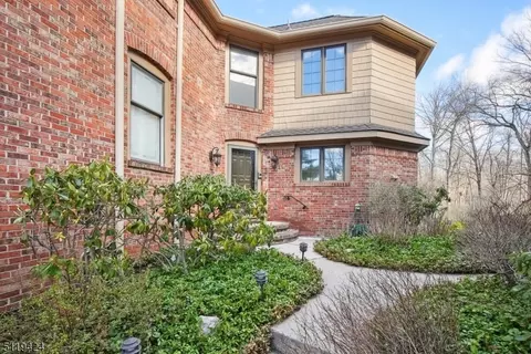 5 Penna Ct, Florham Park, NJ 07932