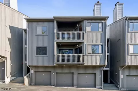 284 Redwood Ct, Ramsey, NJ 07446