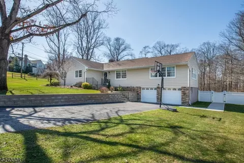 25 White Oak Dr, Caldwell, NJ 07006