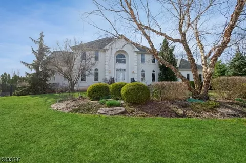18 Messenger Ln, Raritan Twp, NJ 08551