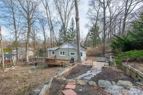 40 Old Woodland Trl, Oak Ridge, NJ 07438