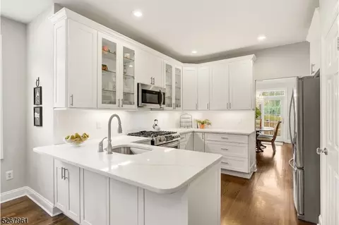 102 Lindabury Ln, Pottersville, NJ 07979