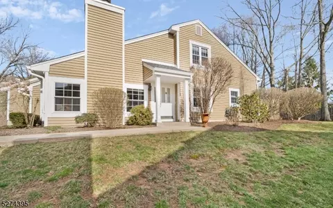 52 Eton Ct, Bedminster, NJ 07921