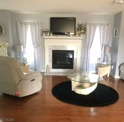 4 Tillbrook Ct, Hamburg, NJ 07419