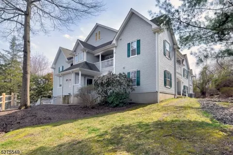 310 Chatfield Dr, Pompton Plains, NJ 07444