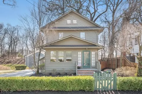 2 Lakewood Dr, Mountain Lakes, NJ 07046