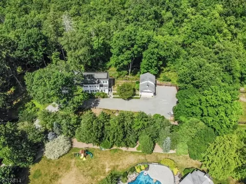 31 Long Hill Rd, Oakland, NJ 07436