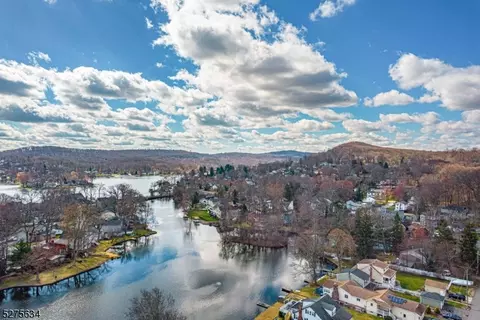 12 Shawnee Trl, Denville, NJ 07834