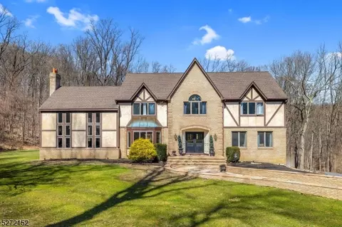 26 Squire Hill Rd, Washington Twp, NJ 07853