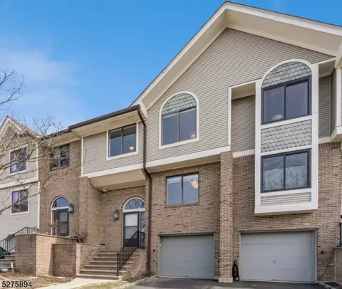 11 Louisburg Sq, Verona, NJ 07044