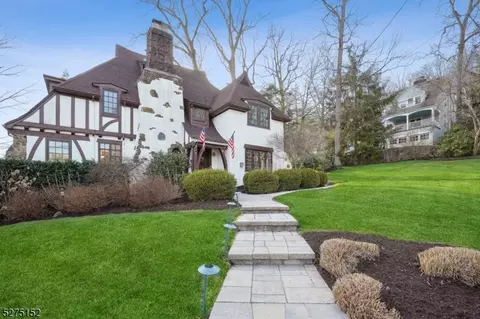 8 Crestwood Dr, Maplewood, NJ 07040