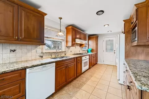 10 E Circuit Dr, Roxbury Twp, NJ 07876