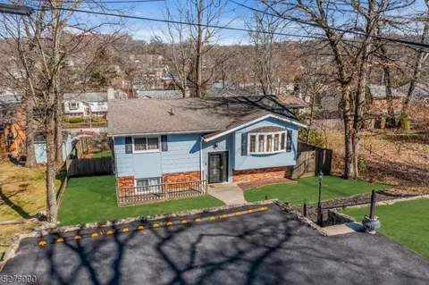 5 Metro Trl, Hopatcong, NJ 07843