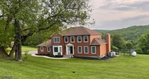 8 Mountain Ridge Rd, Washington Twp, NJ 07863