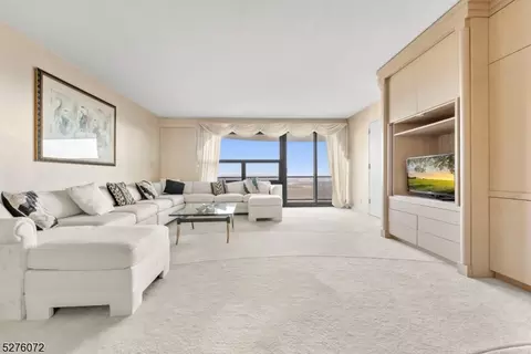 2 Claridge Dr #9EE, Verona, NJ 07044