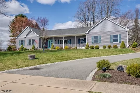 15 Carriage Hill Dr, Washington Twp, NJ 07853
