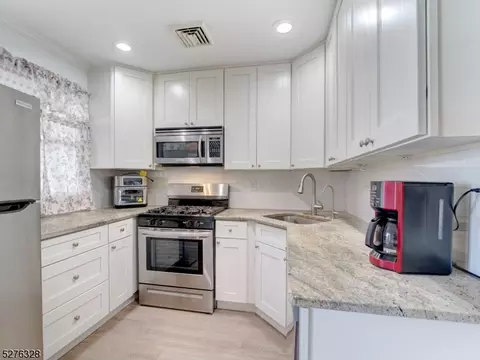 110 Cap Ln, Middlesex, NJ 08846 photo 8