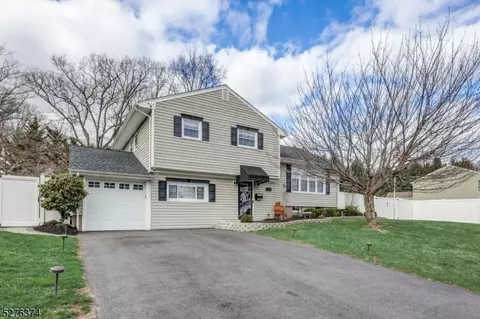 5 Robert Ct, Roxbury Twp, NJ 07876