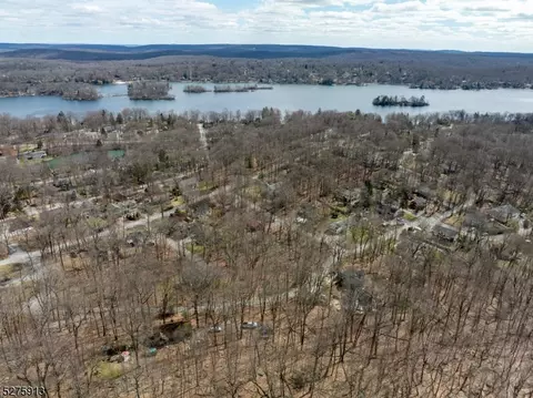 222 Acabonack Rd, Vernon Twp, NJ 07422