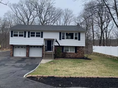 44 Oklahoma Trl, Hopatcong, NJ 07843