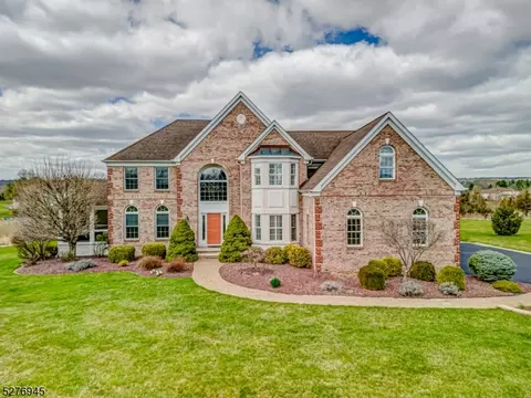 25 Nashaway Dr, Raritan Twp, NJ 08551