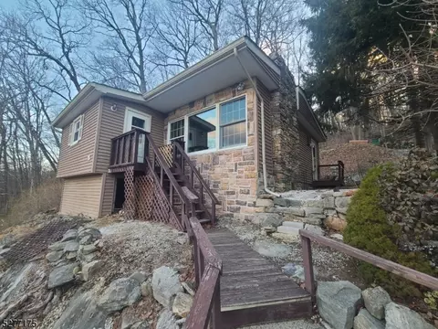 26 W Shore Trl, Hardyston, NJ 07460