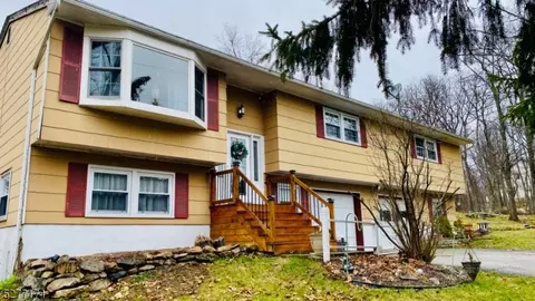 39 Curving Hill Dr, Vernon Twp, NJ 07422