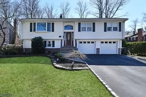 322 Mckinley Blvd, Paramus, NJ 07652