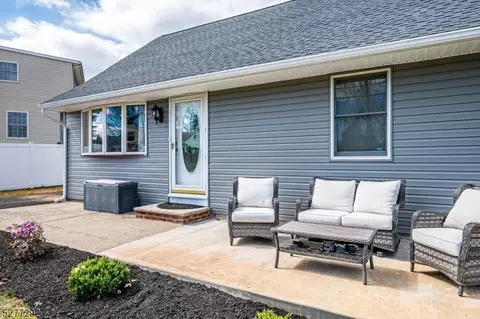 2 Country Club Dr, Woodbridge Twp, NJ 07067
