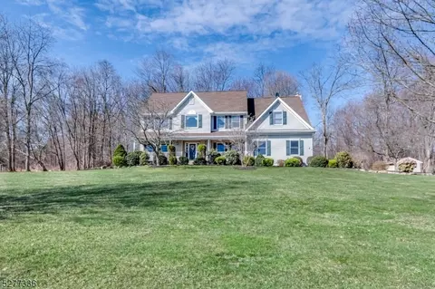 5 Arrow Ct, Mount Olive, NJ 07836