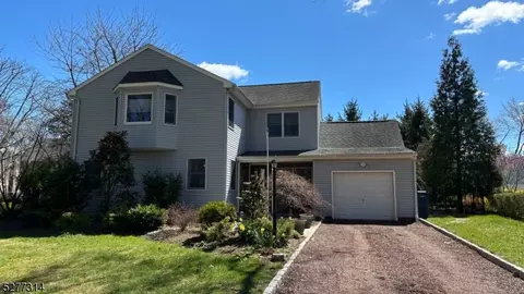 310 Parkway Dr, Clark, NJ 07066