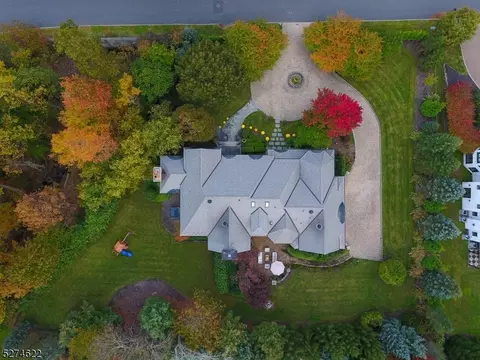 17 Lafayette Dr, Livingston, NJ 07039