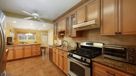 6 Mayling Ct, Edison, NJ 08837 photo 8