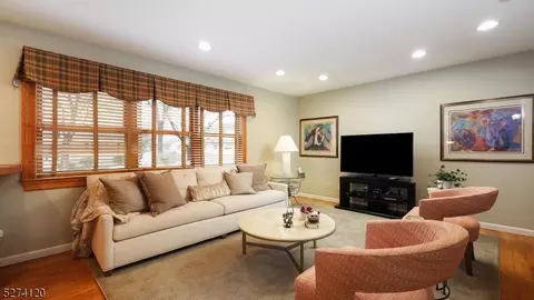 6 Mayling Ct, Edison, NJ 08837 photo 4