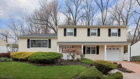 6 Mayling Ct, Edison, NJ 08837