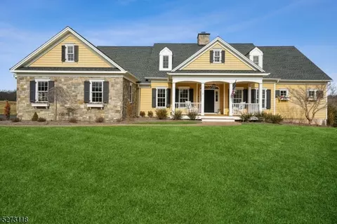 1 Rockabye Valley Rd, Gladstone, NJ 07934