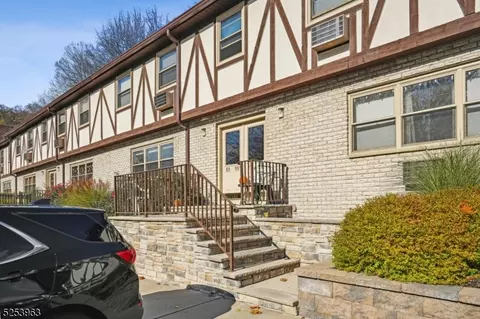 89 Treetop Ct #89, Bloomingdale, NJ 07403