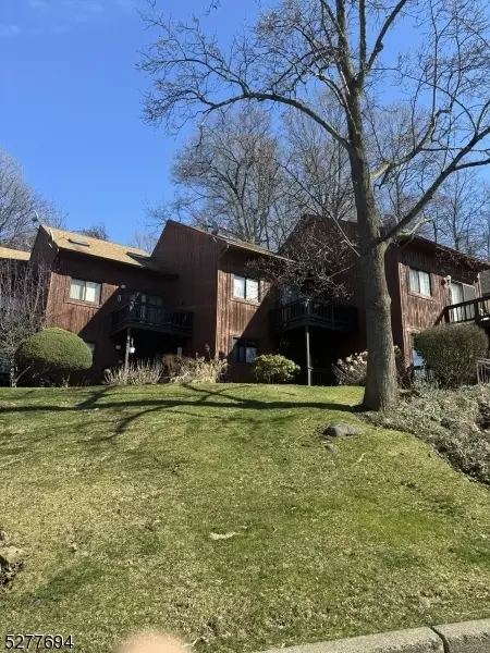 5 Deer Valley Ln, Vernon, NJ 07462
