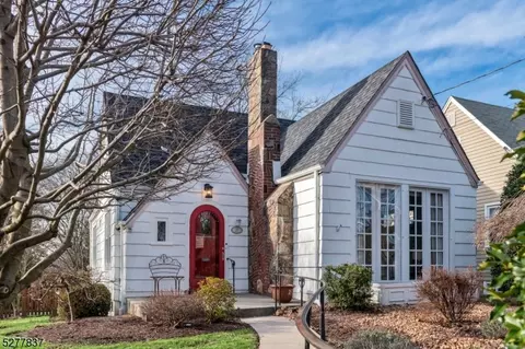 27 Sanderson Ave, West Caldwell, NJ 07006