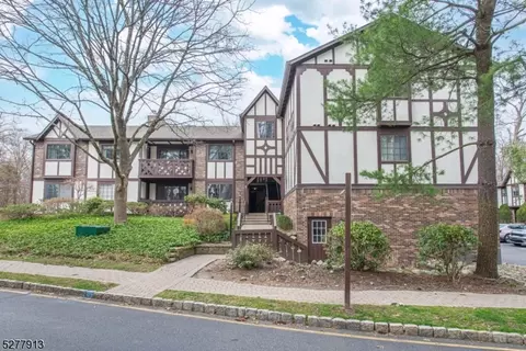 102 Mark Twain Way #102, Mahwah, NJ 07430