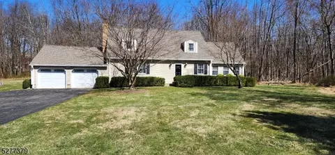 903 Flintlock Pl, Glen Gardner, NJ 08826