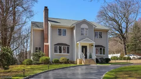 33 Old Stirling Rd, Warren, NJ 07059