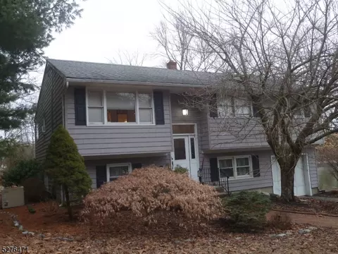 10 Redwood Dr, Clinton, NJ 08809