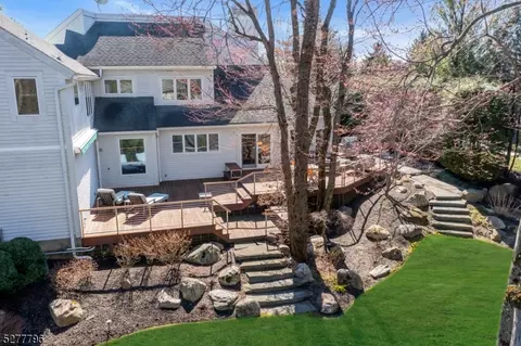11 Blackberry Ln, Caldwell, NJ 07006